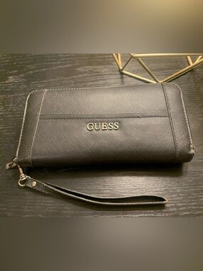 GUESS Black Textured Zip-Around Wristlet
Good condition